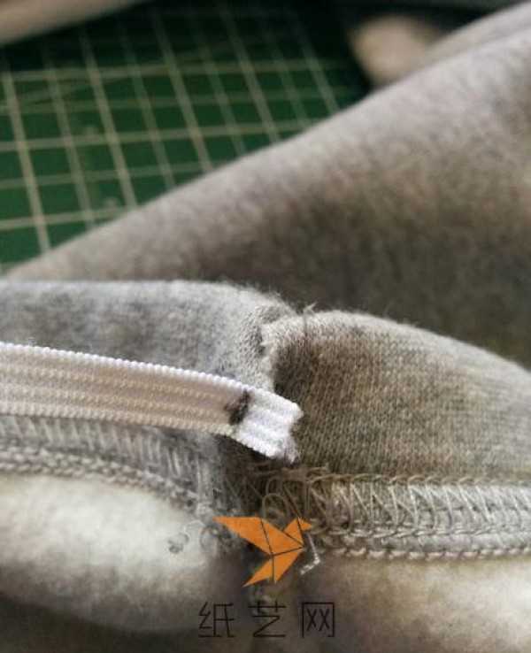 A super practical way to make straight-leg trousers with leg-tightening trousers