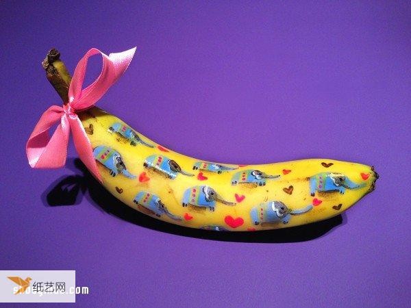 Use bananas to create personalized and creative works of art that go beyond food