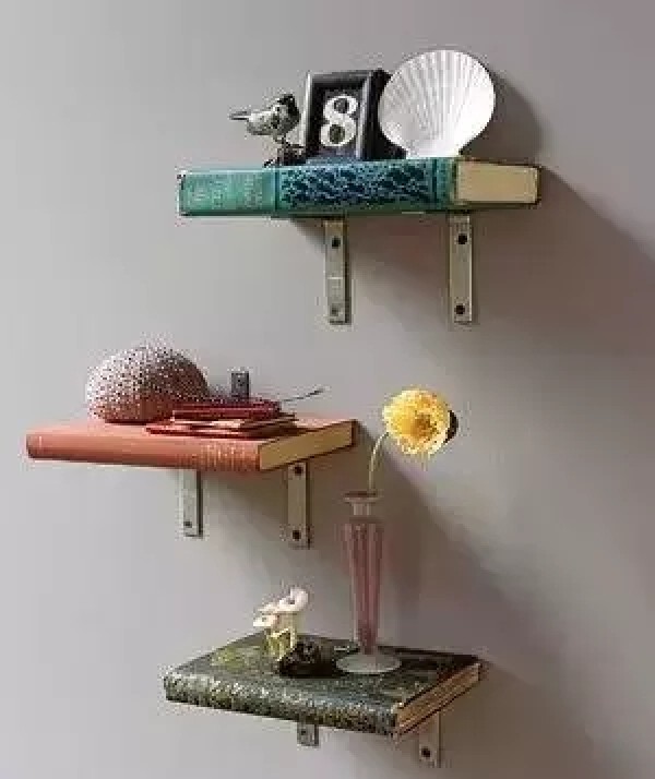 Turning waste into treasure! Bookshelf made of old books!