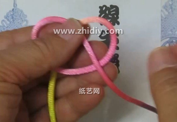 Tutorial on Chinese Knot Weaving Techniques with Four Strands and Five Flowers