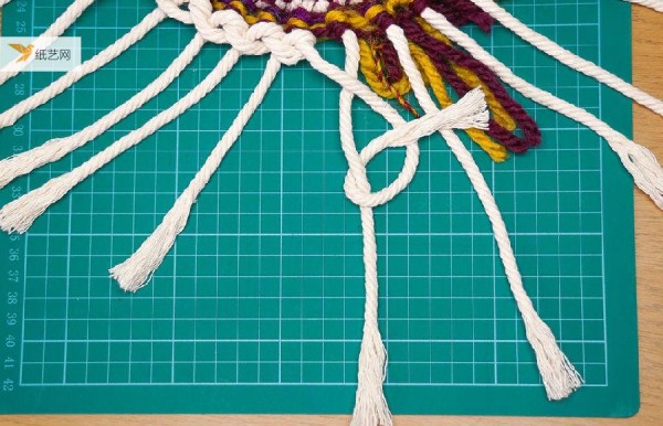 Tie a few knots in the rope and you’ll have a beautiful decoration! Detailed tutorial on rope crafting