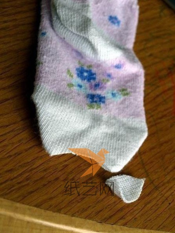 DIY tutorial for making cute socks for kittens