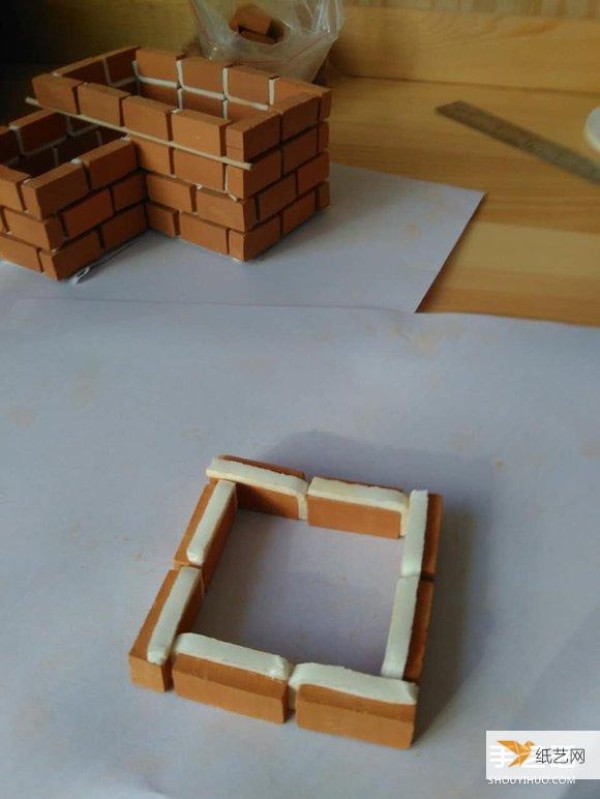 Move the flower bed directly to the table and use waste bricks to make personalized flower pots