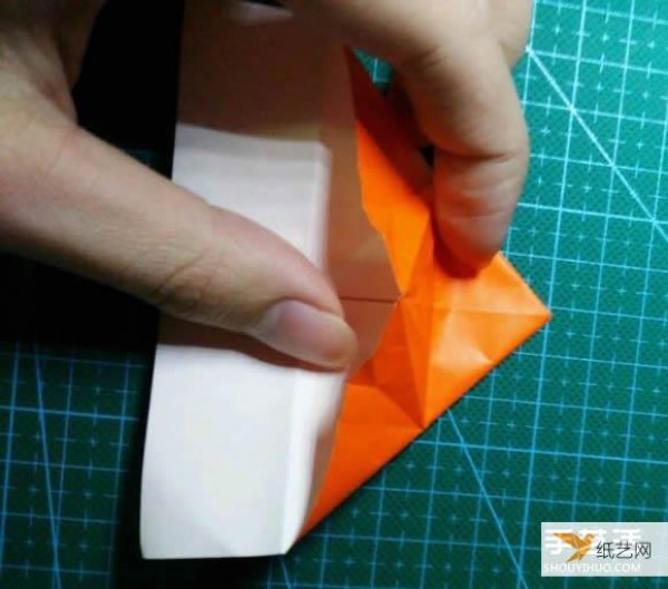 Detailed explanation of the manual method of folding a paper kingfisher tutorial.