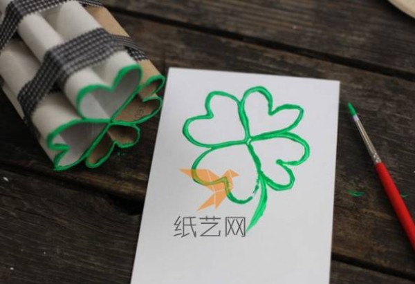 Creative paper art tutorial for making four-leaf clover stamps using waste paper tubes