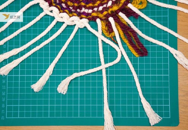 Tie a few knots in the rope and you’ll have a beautiful decoration! Detailed tutorial on rope crafting