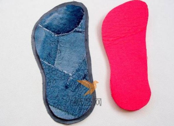 DIY tutorial on transforming old clothes into old jeans and using waste materials to make flip-flops