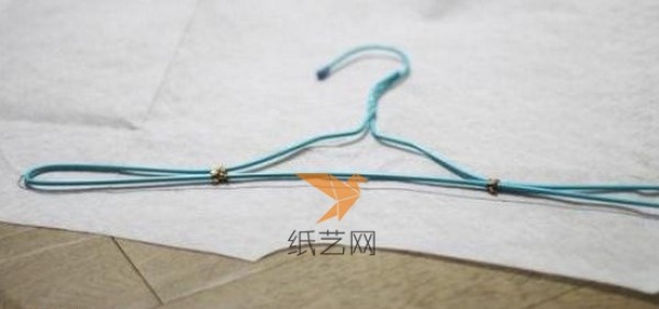 Tutorial on transforming old items into ordinary iron clothes hangers to make non-slip clothes hangers