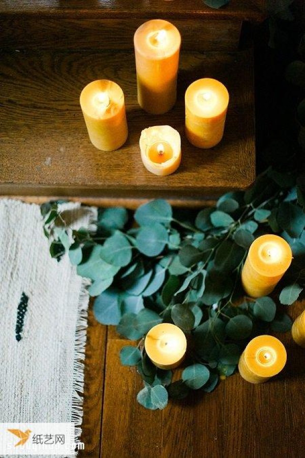 Use beautiful flowers and plants to decorate your green Christmas home space