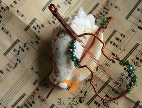 Tutorial on a fresh and fresh handmade DIY woven violin brooch for Spring Festival gift