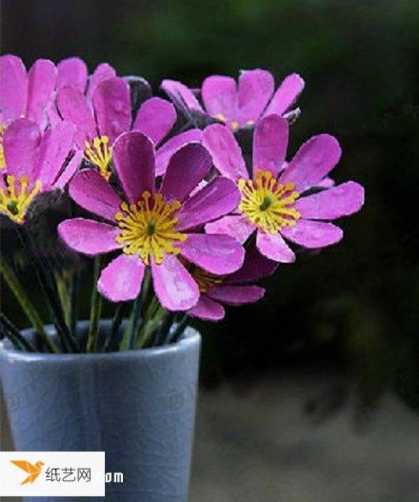 Use egg trays to make simple and cute little daisy decorative flowers by hand