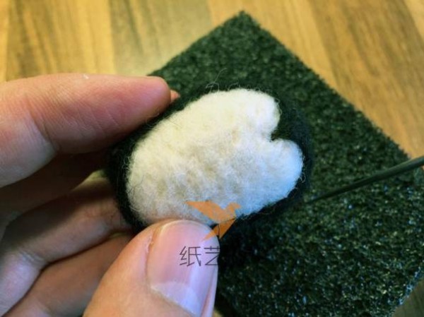 Tutorial on how to make a cute little wool felt penguin key chain