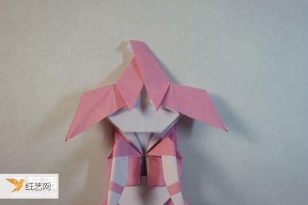 Illustrated step-by-step tutorial for girls using origami to fold something that looks complicated