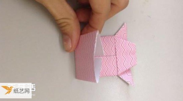 Illustrated method of folding three-dimensional goldfish by hand