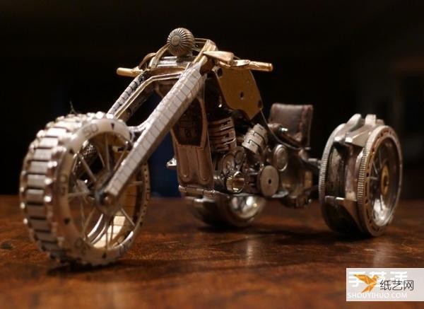 Pictures of handmade works using old watches to transform motorcycle models