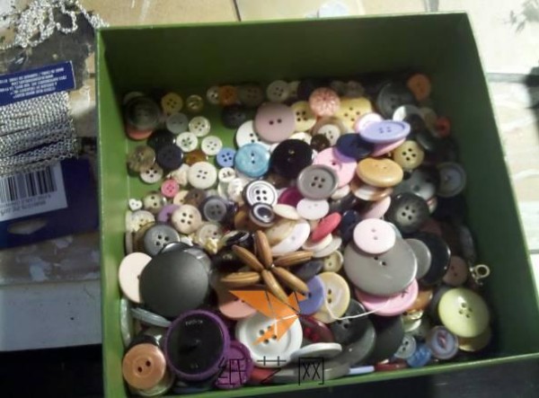 Use beautiful buttons to turn waste into treasures to make exquisite necklaces as Mother’s Day gifts