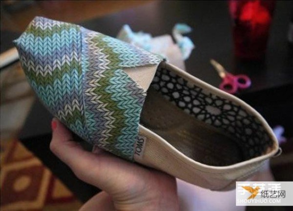 Tutorial on how to use old shoes to make personalized decorations