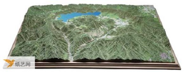 Make a paper model of Mount Fuji by hand according to the contours layer by layer.