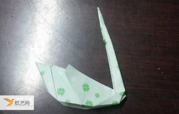 Illustrated tutorial on the simple step-by-step method of folding the swan by hand