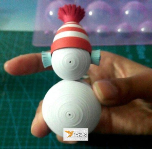 How to make a three-dimensional paper snowman by hand