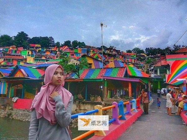 Don’t rush to demolish old towns. Indonesia’s “Rainbow Village” has become a brand new attraction.