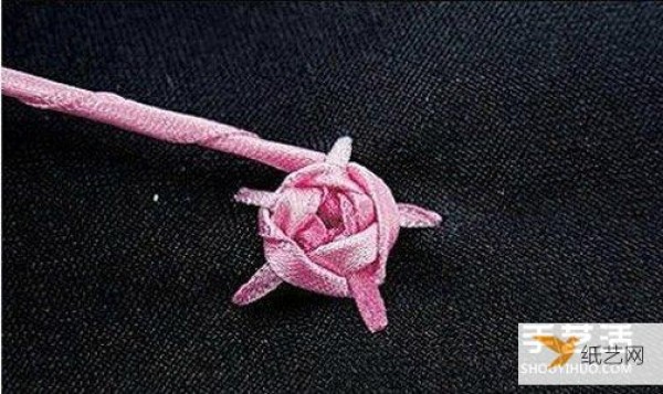 Illustrated tutorial on basic methods of embroidery stitches for five-cornered rose ribbons