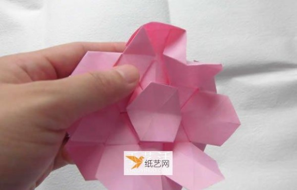 Illustration of how to fold a beautiful straw hat using origami