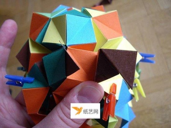 Illustration of the specific steps of folding beautiful paper balls