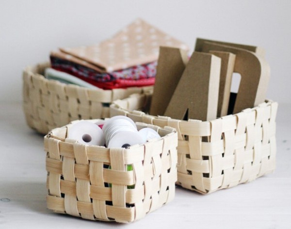 Tutorial on how to make a small hand-woven basket. Illustrated hand-made method of weaving a bamboo basket.