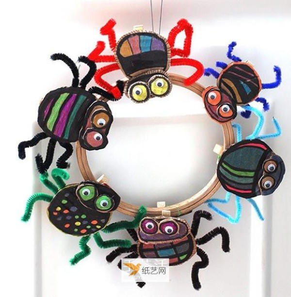 Easy way for kindergarteners to make Halloween spiders using cardboard