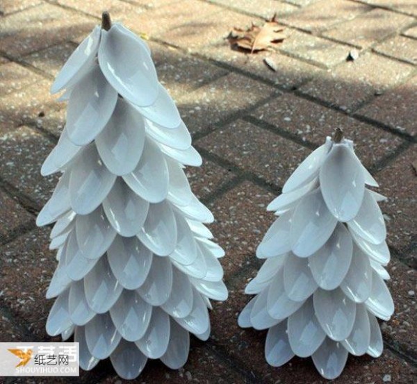 Tutorial on reusing disposable spoons to make a three-dimensional personalized Christmas tree by hand