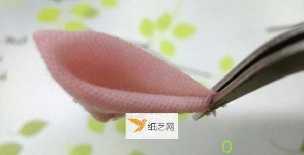 Illustration of using non-woven fabric to make lotus hairpins