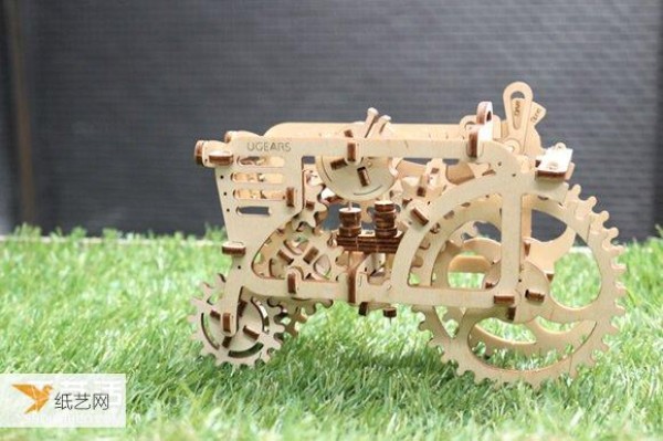 Steps to make a self-propelled tractor model using rubber bands as power