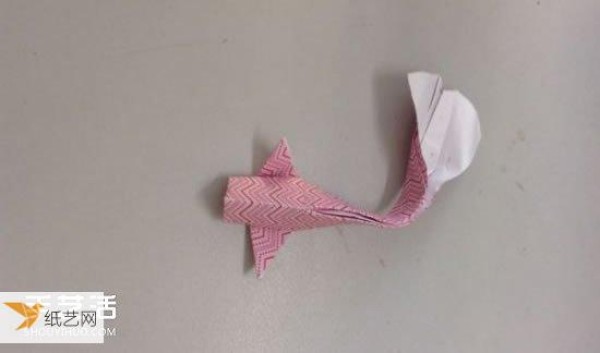 Illustrated method of folding three-dimensional goldfish by hand