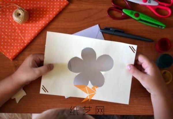 Simple handmade tutorial for children to make Christmas greeting cards