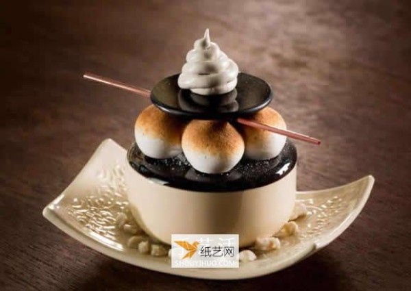 Use ceramic glass to create perfectly refined haute french desserts