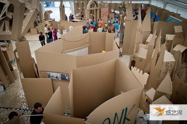 Towns made of corrugated paper focus on promoting the concept of environmental protection, recycling and reuse