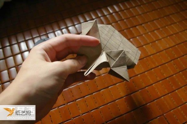 Illustrated tutorial for folding the massive Mabona Rhino using some simple origami