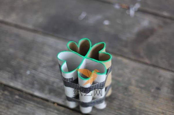 Creative paper art tutorial for making four-leaf clover stamps using waste paper tubes