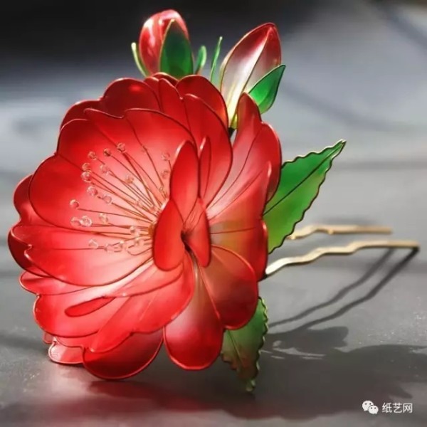 A piece of iron wire and a small box of flower-making liquid can make crystal clear flowers.