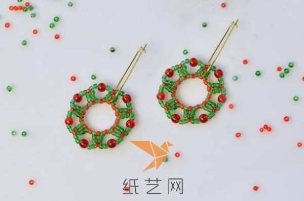 Tutorial for making beaded Christmas earrings in Christmas tree tones