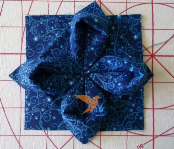 Origami-like fabric flower gift decoration tutorial