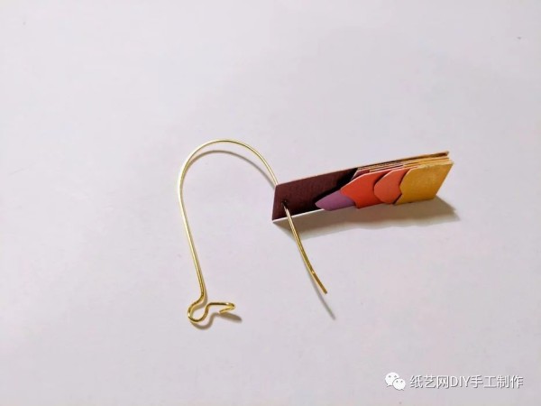 Colorful paper art earrings, never seen them? Here is a tutorial that will help you learn it at a glance!