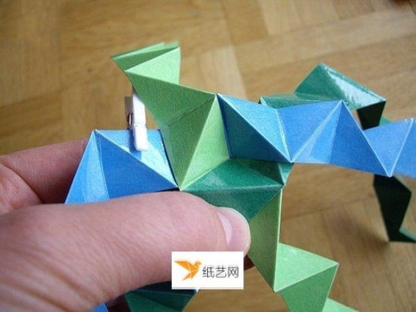 Illustration of the specific steps of folding beautiful paper balls