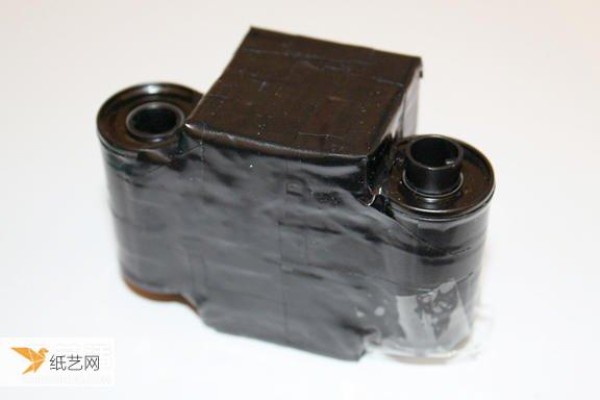 Illustrated tutorial on how to make your own homemade film box and pinhole camera