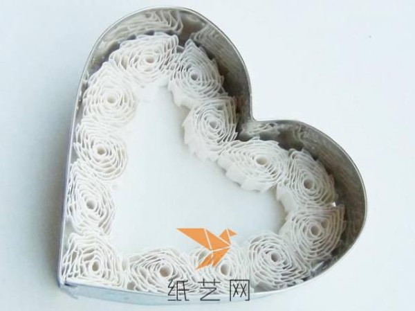 Tutorial on making Valentine’s Day gift with heart-shaped cover decoration