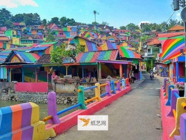 Don’t rush to demolish old towns. Indonesia’s “Rainbow Village” has become a brand new attraction.