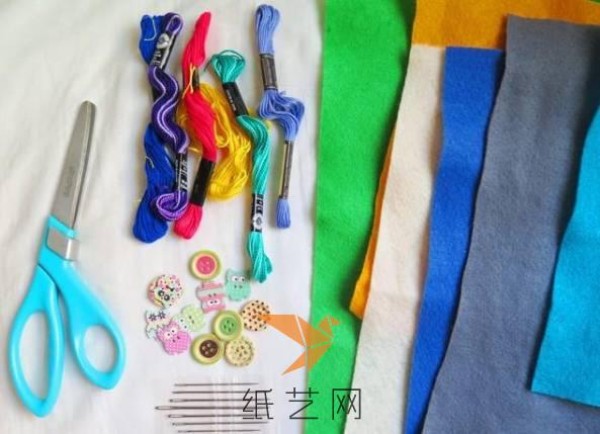 Tutorial on making a simple pencil case from non-woven fabric