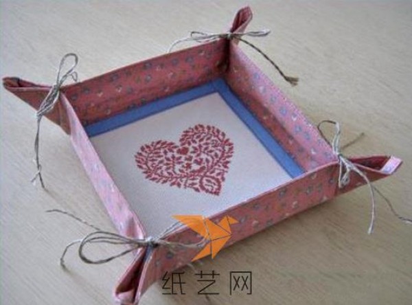 Tutorial on how to make a warm fabric cookie storage box. Mother’s Day gifts should be so thoughtful.