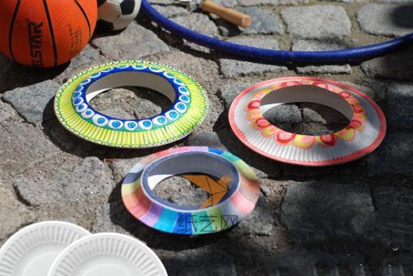 Tutorial on using disposable plates to make beautiful flying saucers